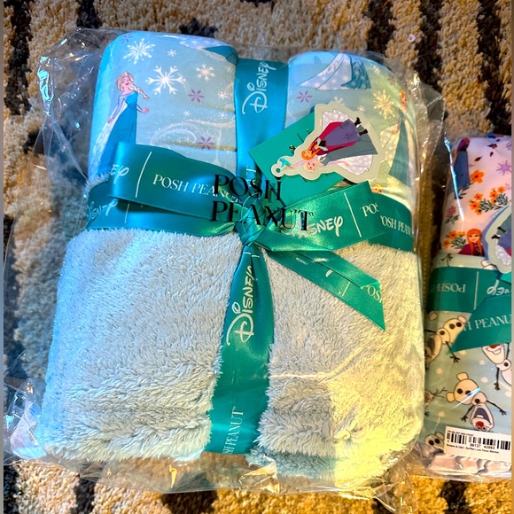 Posh Peanut Frozen Elsa Luxe Plush Patoo Blanket - Picture 1 of 1